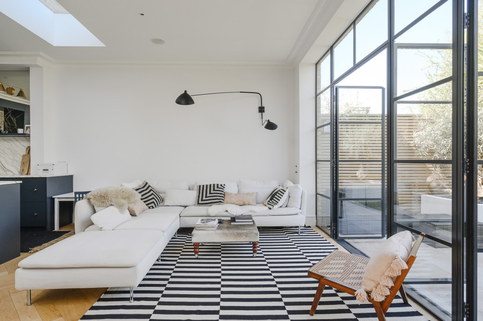 Ispirazione per un grande soggiorno minimal con parquet chiaro e pavimento marrone
