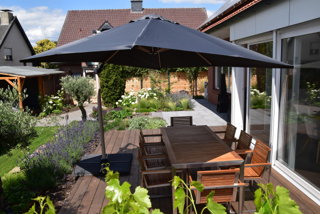 Neu gestalteter Garten mit Terrasse deck