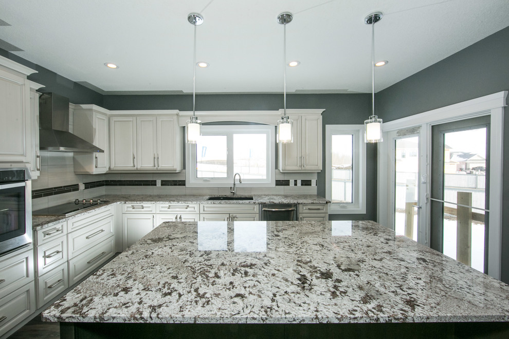 Example of a classic kitchen design in Edmonton