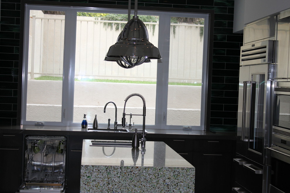 Example of a large minimalist kitchen design in Los Angeles