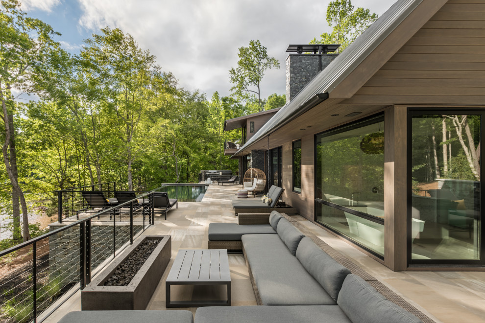 Mittelgroße Moderne Terrassenüberdachung aus Holz hinter dem Haus mit Grillplatz in Sonstige