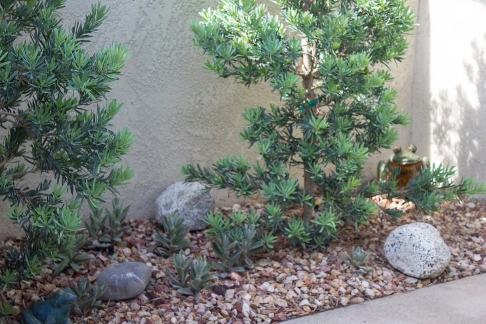 Photo of a small backyard garden in Orange County with a water feature.