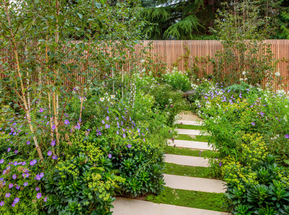 Ispirazione per un giardino minimal esposto a mezz'ombra di medie dimensioni e dietro casa in estate con pavimentazioni in pietra naturale e recinzione in legno