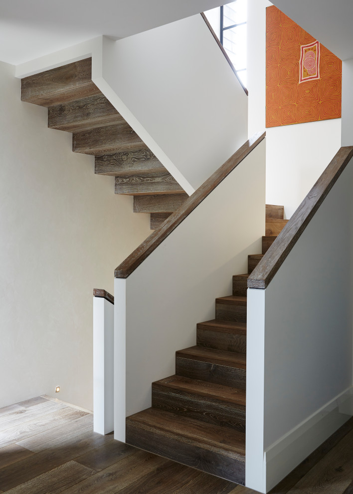 Esempio di una scala a "U" design di medie dimensioni con pedata in legno, alzata in legno e parapetto in legno
