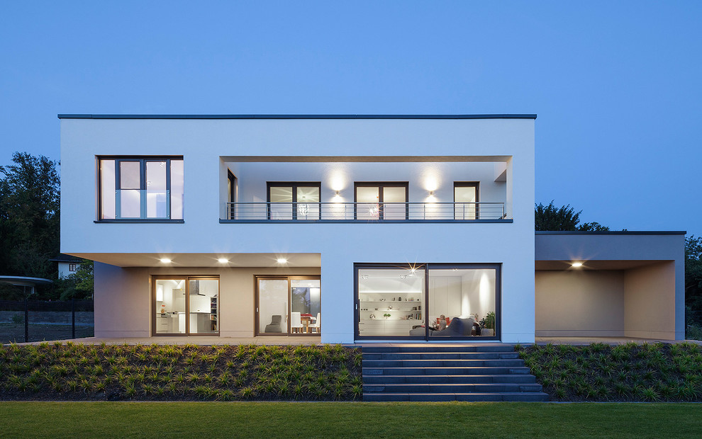 Modern two-storey stucco white exterior in Cologne with a flat roof.