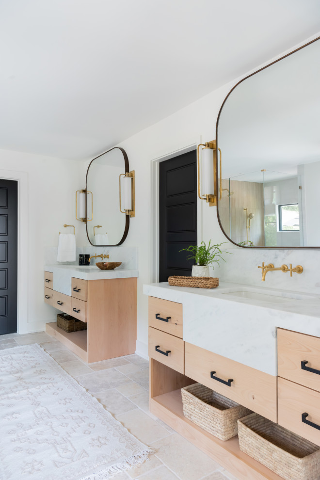 Foto di una stanza da bagno minimal con ante in legno chiaro, top bianco e due lavabi