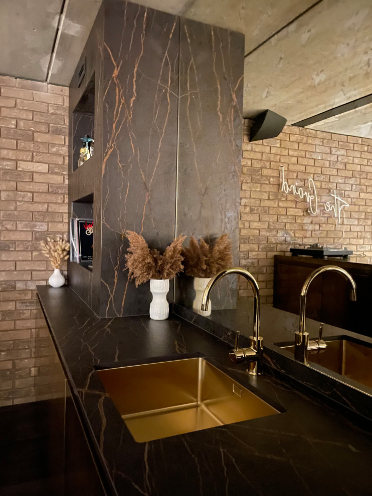 Cette photo montre un grand bar de salon sans évier parallèle tendance avec un évier intégré, un placard à porte plane, un plan de travail en quartz, une crédence miroir, un sol en vinyl, un sol gris et un plan de travail marron.