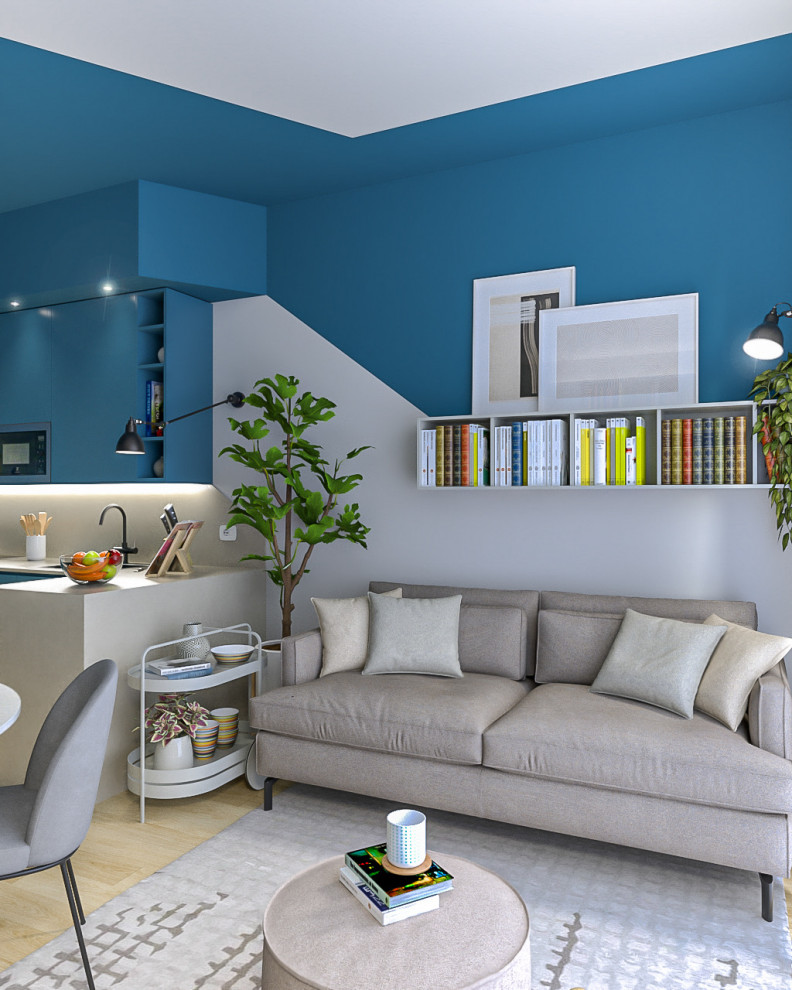 Пример оригинального дизайна: маленькая открытая гостиная комната в современном стиле с с книжными шкафами и полками, разноцветными стенами, светлым паркетным полом, скрытым телевизором и многоуровневым потолком для на участке и в саду