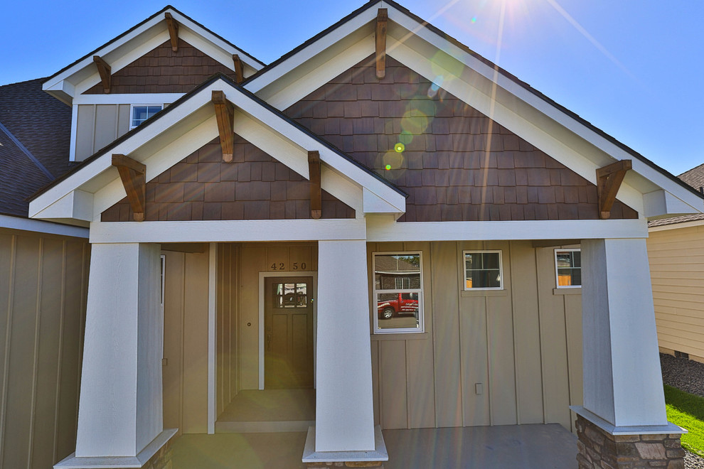 Example of a mountain style home design design in Seattle
