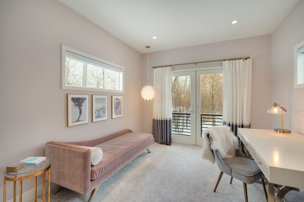 На фото: большая хозяйская спальня в стиле неоклассика (современная классика) с розовыми стенами, ковровым покрытием, белым полом, многоуровневым потолком и обоями на стенах