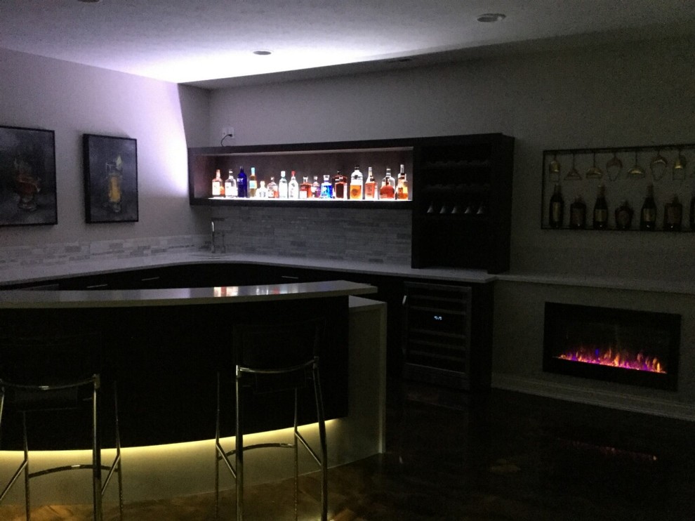 This is an example of a contemporary home bar in Indianapolis.