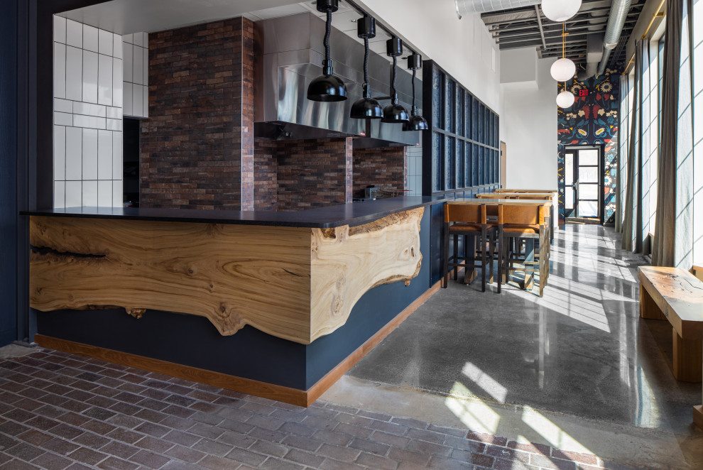 Esempio di un bancone bar scandinavo con ante in legno chiaro