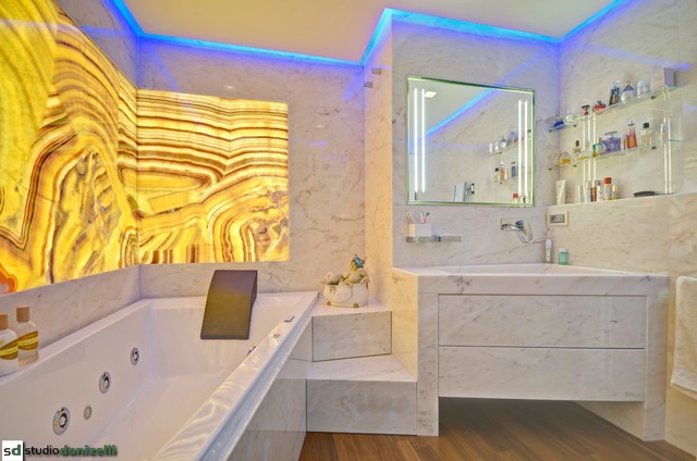 maison c&eacute;l&egrave;bre panneau contemporary-bathroom