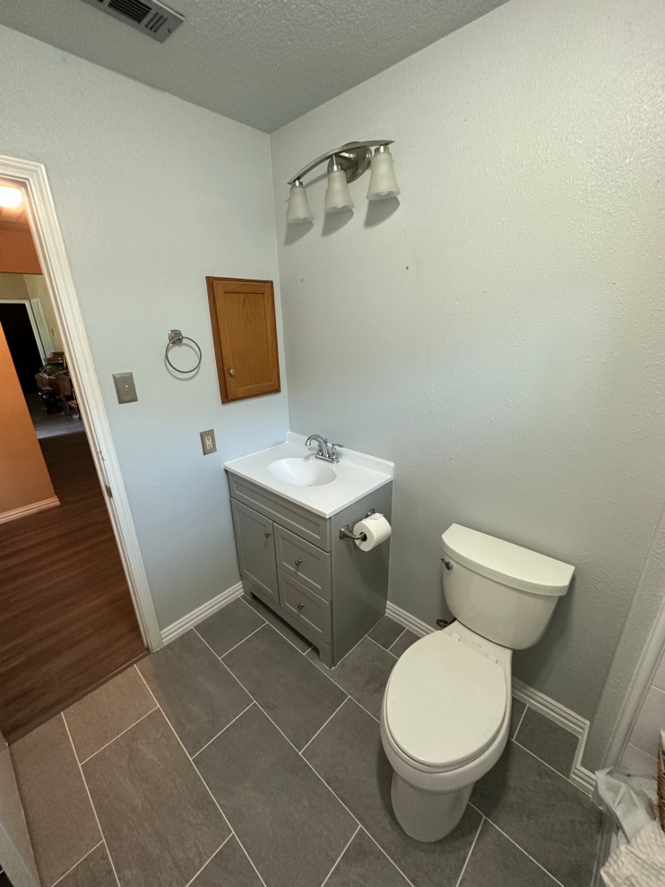 Exempel på ett litet modernt vit vitt badrum med dusch, med luckor med infälld panel, grå skåp, en dusch i en alkov, en toalettstol med separat cisternkåpa, vit kakel, grå väggar, klinkergolv i porslin, ett integrerad handfat, laminatbänkskiva, grått golv och dusch med duschdraperi