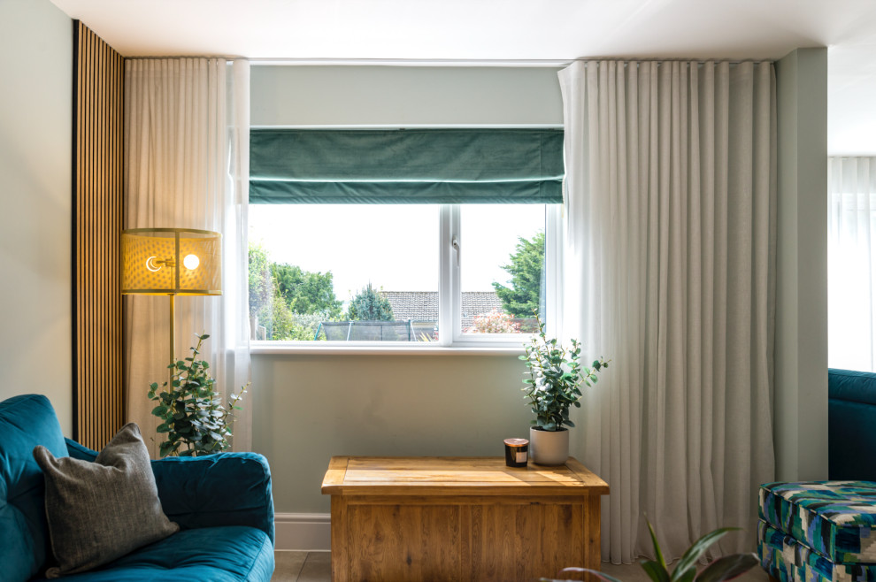 Esempio di un soggiorno minimal di medie dimensioni e aperto con angolo bar, pareti verdi, pavimento con piastrelle in ceramica, parete attrezzata, pavimento grigio e carta da parati