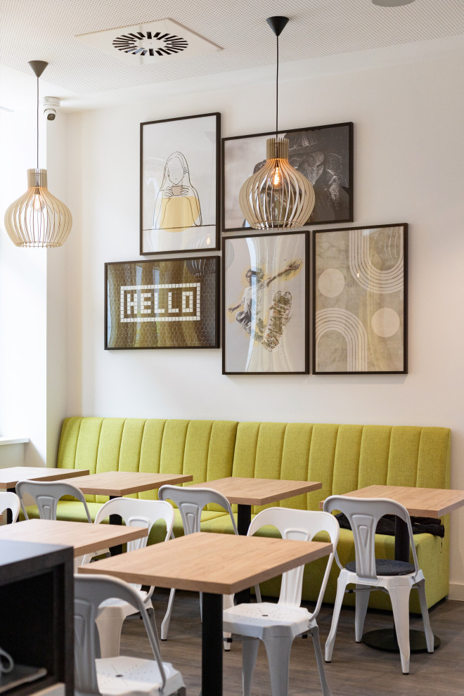 Inspiration för mycket stora moderna matplatser med öppen planlösning, med vita väggar, vinylgolv och brunt golv