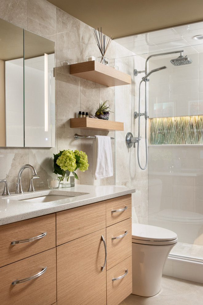 Small transitional master bathroom in New York with flat-panel cabinets, light wood cabinets, an alcove shower, a one-piece toilet, beige tile, porcelain tile, green walls, porcelain floors, an undermount sink, engineered quartz benchtops, beige floor, an open shower, white benchtops, a niche, a single vanity and a floating vanity.