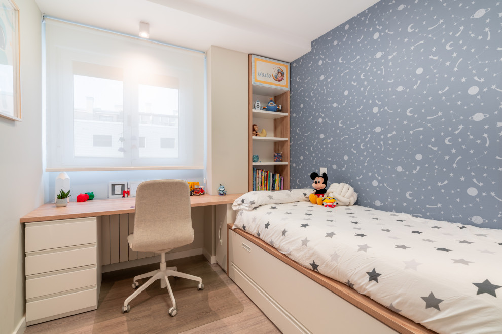 Diseño de dormitorio infantil de 4 a 10 años nórdico de tamaño medio con paredes azules, suelo laminado, suelo gris y papel pintado