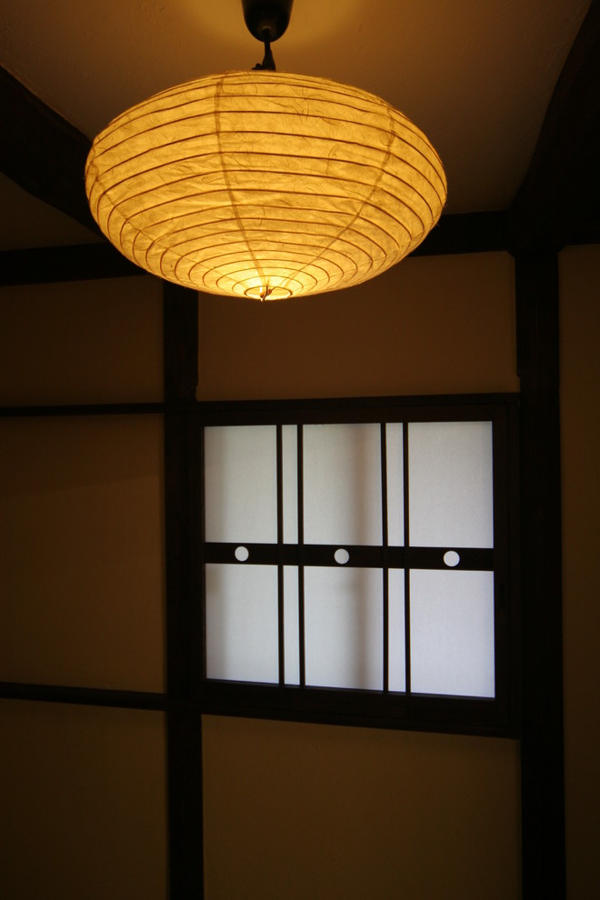 Esempio di una piccola camera degli ospiti etnica con pareti beige, pavimento in tatami e pavimento verde