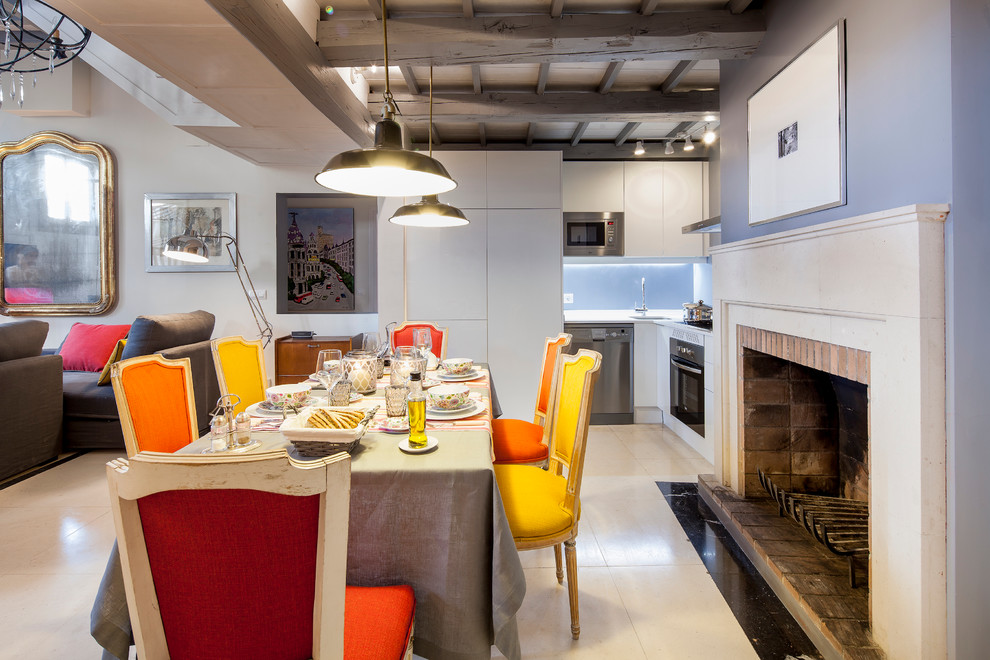 Diseño de comedor clásico renovado grande abierto con paredes multicolor, todas las chimeneas y marco de chimenea de ladrillo