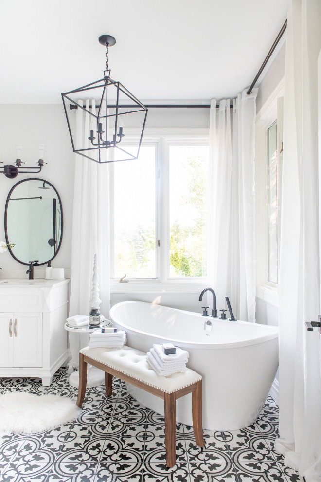 Transitional home design photo in Toronto