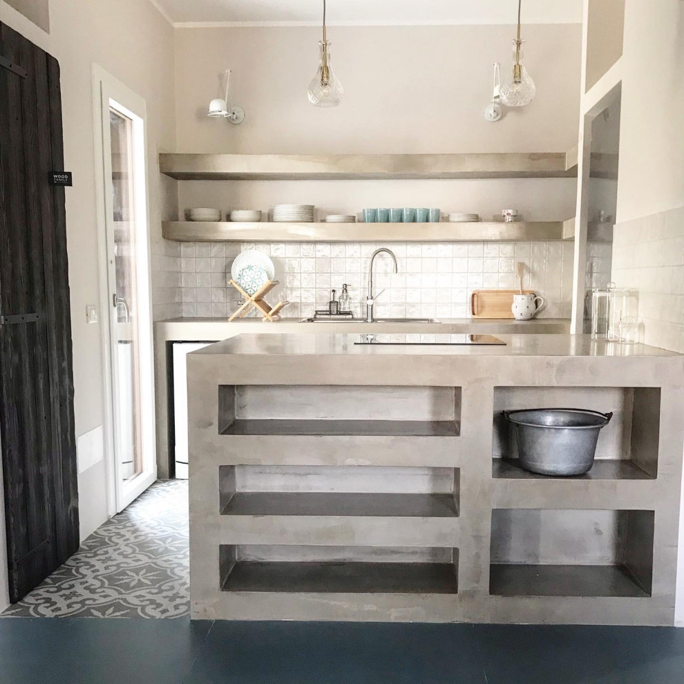 Esempio di una piccola cucina eclettica con ante lisce, ante in legno bruno, top in cemento, paraspruzzi bianco, paraspruzzi in gres porcellanato e top beige