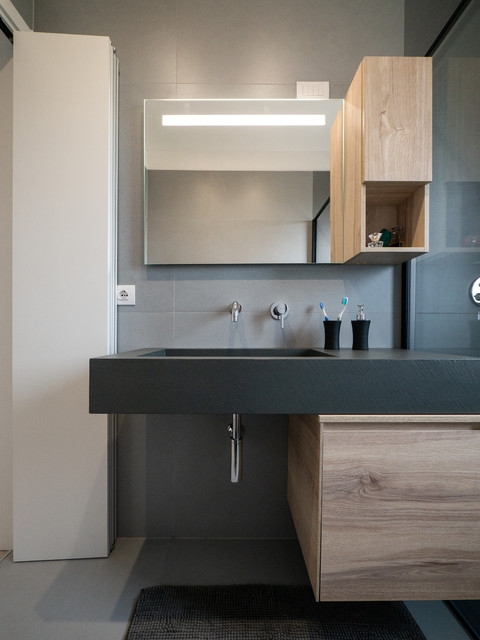 Piccolo bagno essenziale modern-badezimmer