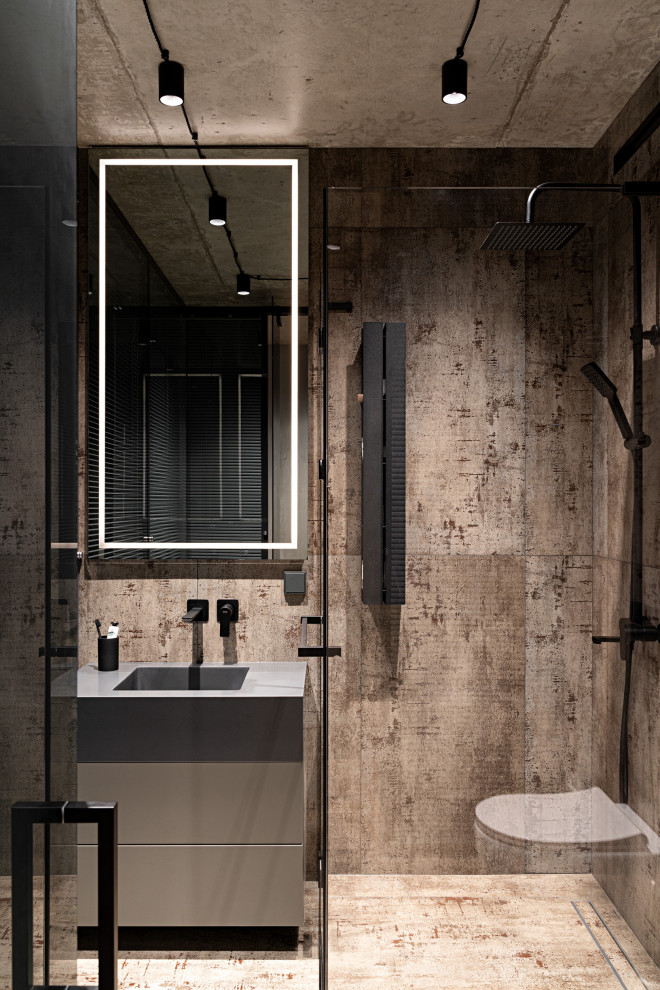 Бетонная квартира с ванной у окна