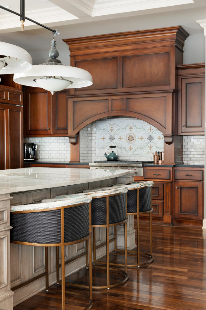 Exempel på ett mellanstort klassiskt vit vitt kök, med luckor med profilerade fronter, grå skåp, marmorbänkskiva, vitt stänkskydd, stänkskydd i tunnelbanekakel, mellanmörkt trägolv, en köksö och brunt golv