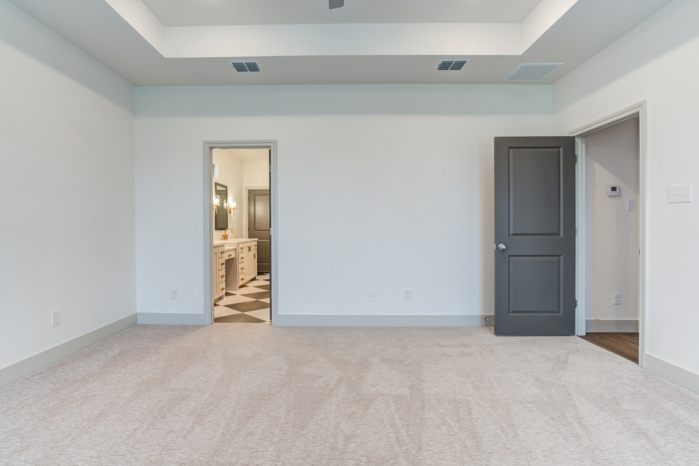 Example of a transitional home design design in Austin