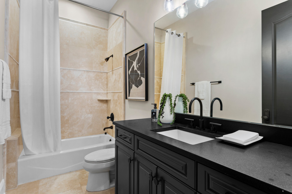 Inspiration för ett mellanstort funkis en-suite badrum, med skåp i shakerstil, ett platsbyggt badkar, en dusch/badkar-kombination, flerfärgade väggar, ett undermonterad handfat, granitbänkskiva och dusch med gångjärnsdörr