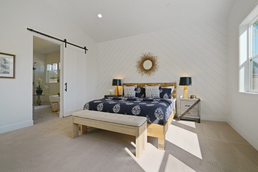 На фото: хозяйская спальня среднего размера в стиле кантри с белыми стенами, ковровым покрытием, бежевым полом, сводчатым потолком и стенами из вагонки с