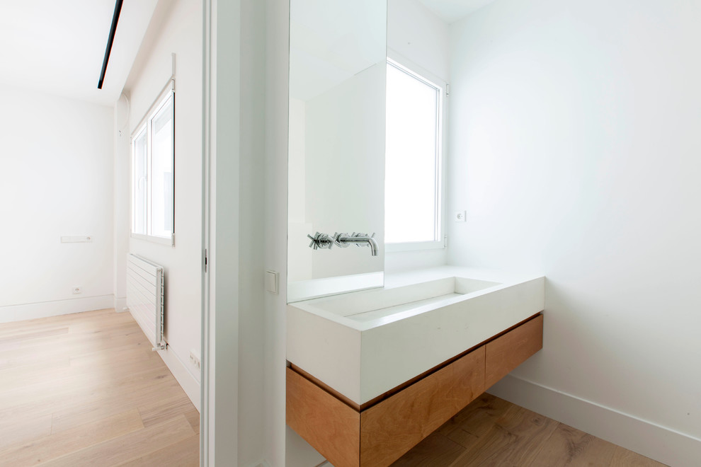 Modelo de cuarto de baño minimalista de tamaño medio con armarios con paneles lisos, puertas de armario de madera oscura, ducha a ras de suelo, paredes blancas, suelo de madera en tonos medios, aseo y ducha y lavabo de seno grande