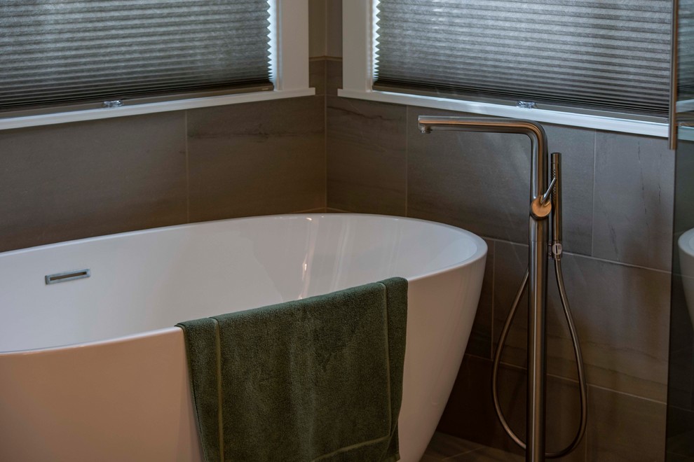 Example of a mid-sized transitional bathroom design