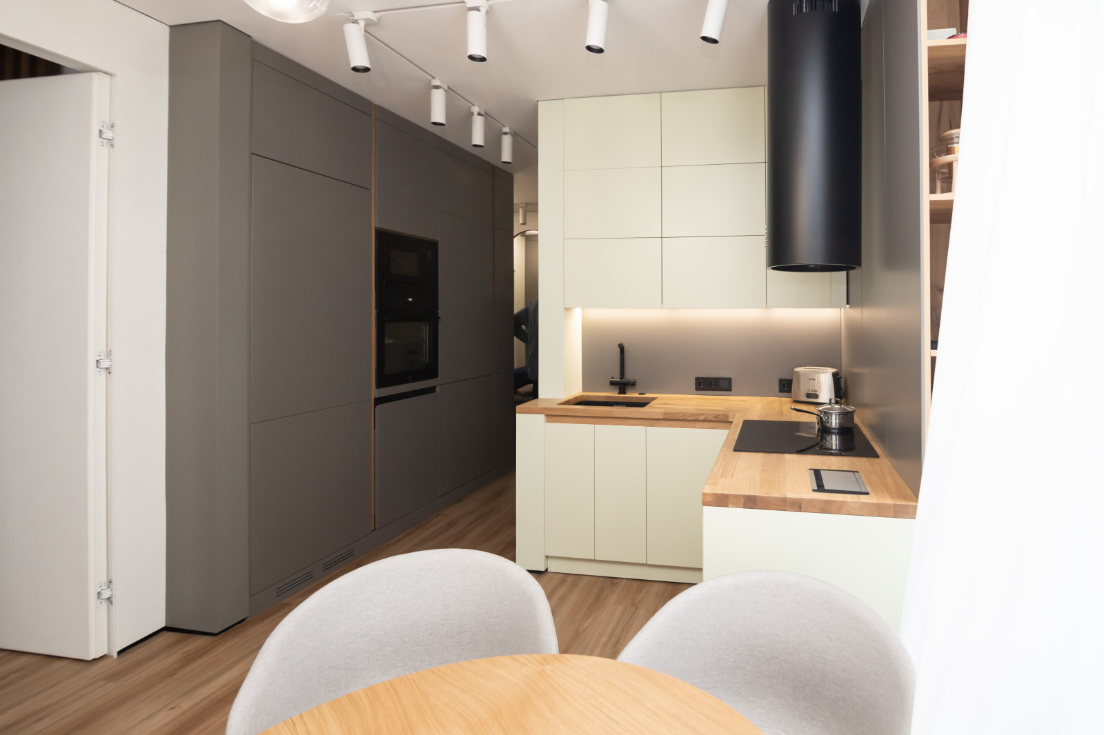 Компактная кухня-прихожая в современном стиле