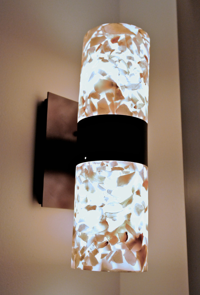 Example of a transitional home design design in Chicago