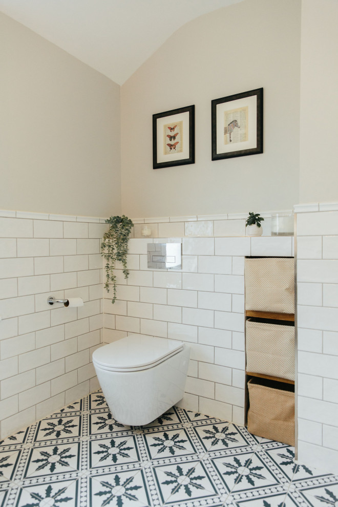Mittelgroßes Klassisches Badezimmer mit Wandtoilette, weißen Fliesen, Metrofliesen, beiger Wandfarbe, Mosaik-Bodenfliesen, blauem Boden, weißer Waschtischplatte und eingebautem Waschtisch in London
