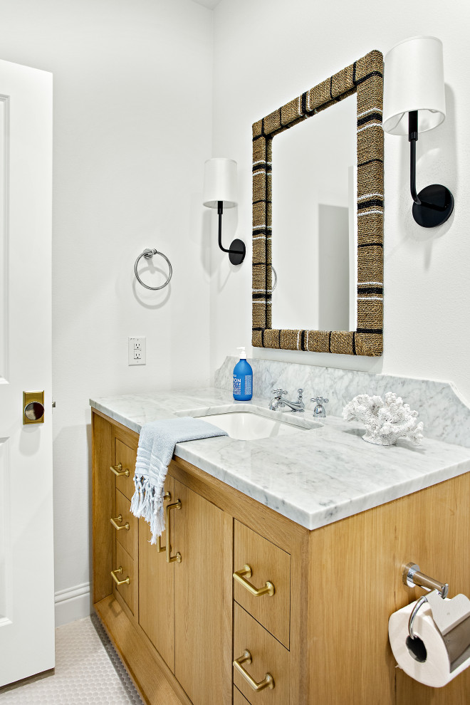 Réalisation d'une très grande salle de bain tradition en bois clair pour enfant avec un placard à porte shaker, une baignoire en alcôve, un combiné douche/baignoire, WC séparés, un carrelage blanc, un mur blanc, un sol en carrelage de porcelaine, un sol blanc, une cabine de douche avec un rideau, un plan de toilette gris, meuble simple vasque, meuble-lavabo sur pied et un lavabo encastré.