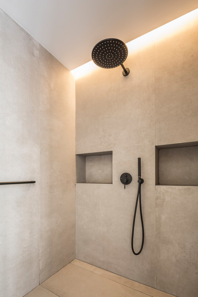 Réalisation d'une salle d'eau design de taille moyenne avec une douche à l'italienne.