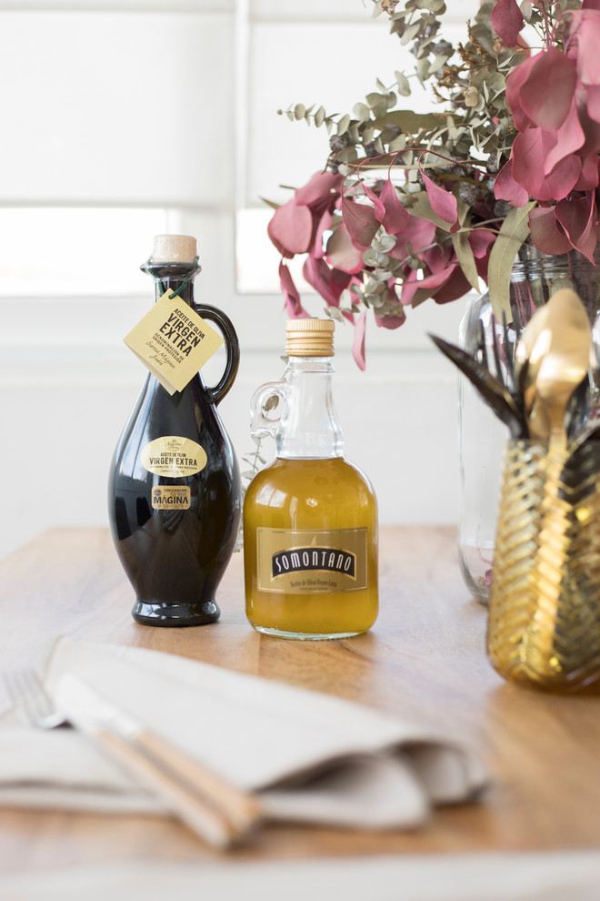 Ejemplo de comedor de cocina escandinavo de tamaño medio con paredes blancas, suelo de baldosas de cerámica y suelo gris