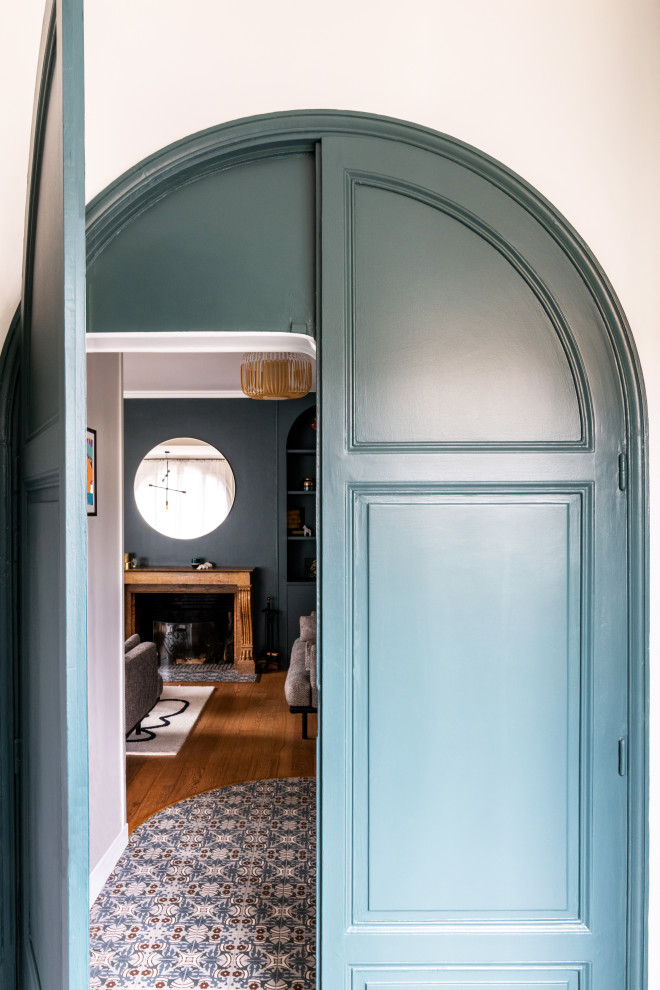 Свежая идея для дизайна: фойе среднего размера в современном стиле с синими стенами, полом из керамической плитки, двустворчатой входной дверью, синей входной дверью, синим полом и панелями на стенах - отличное фото интерьера