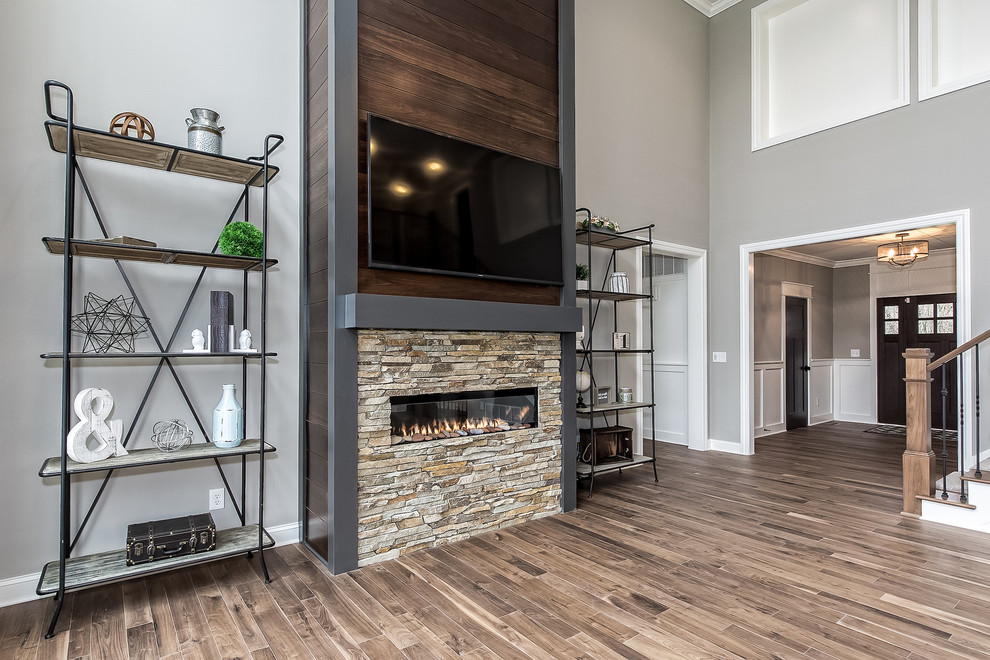Example of a mountain style home design design in Columbus