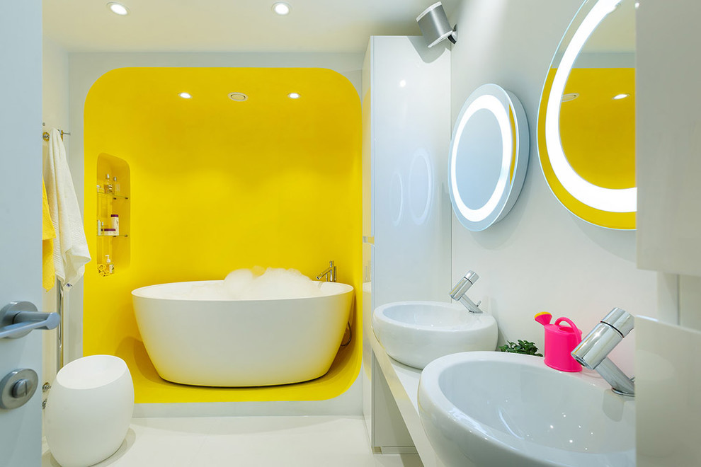 Пример оригинального дизайна: главная ванная комната в современном стиле с отдельно стоящей ванной
