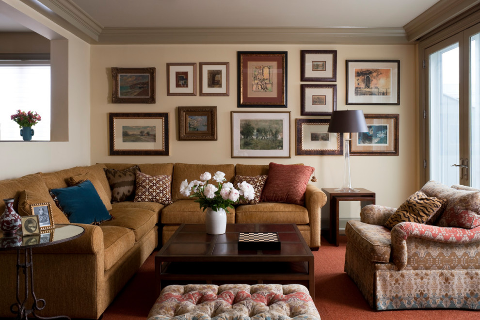 На фото: изолированная гостиная комната среднего размера в современном стиле с ковровым покрытием без камина, телевизора с