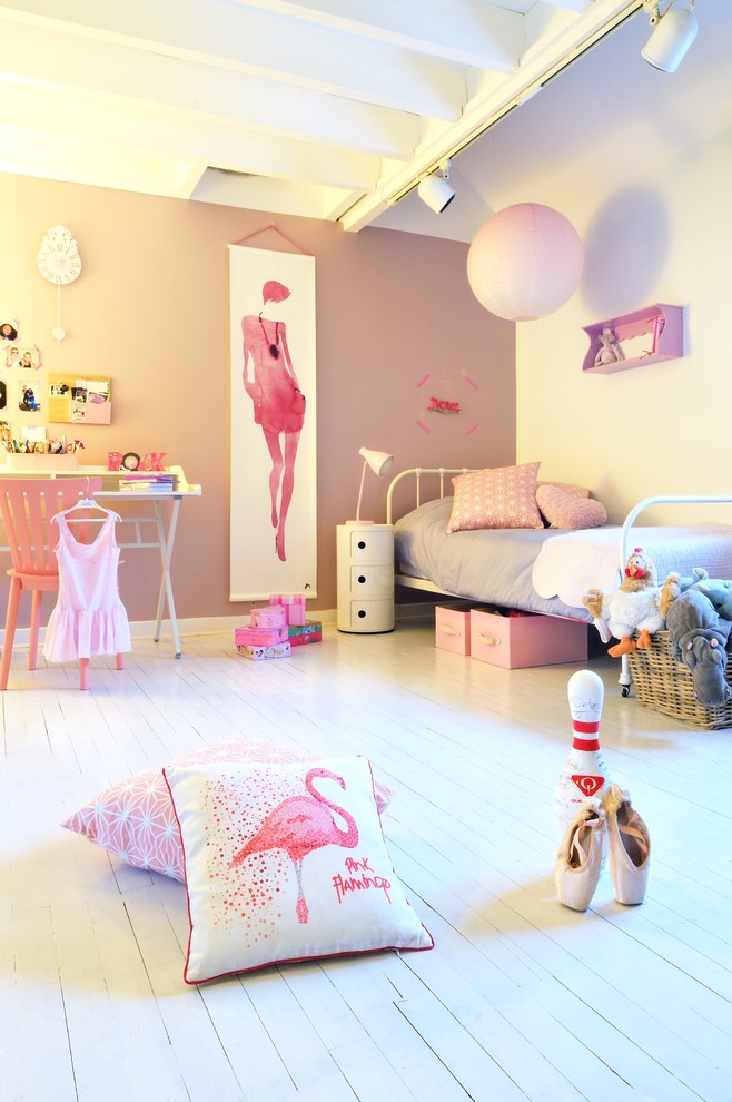 Photo of a mid-sized contemporary kids' bedroom for girls and kids 4-10 years old in Paris with pink walls and painted wood floors.
