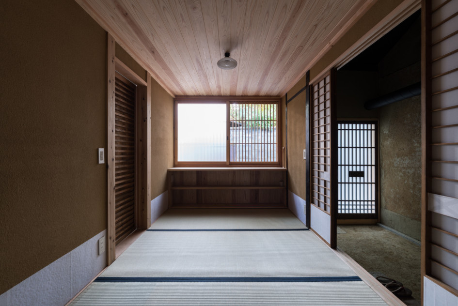 Photo of an asian vestibule in Kyoto with beige walls, tatami floors, a medium wood front door and a single front door.