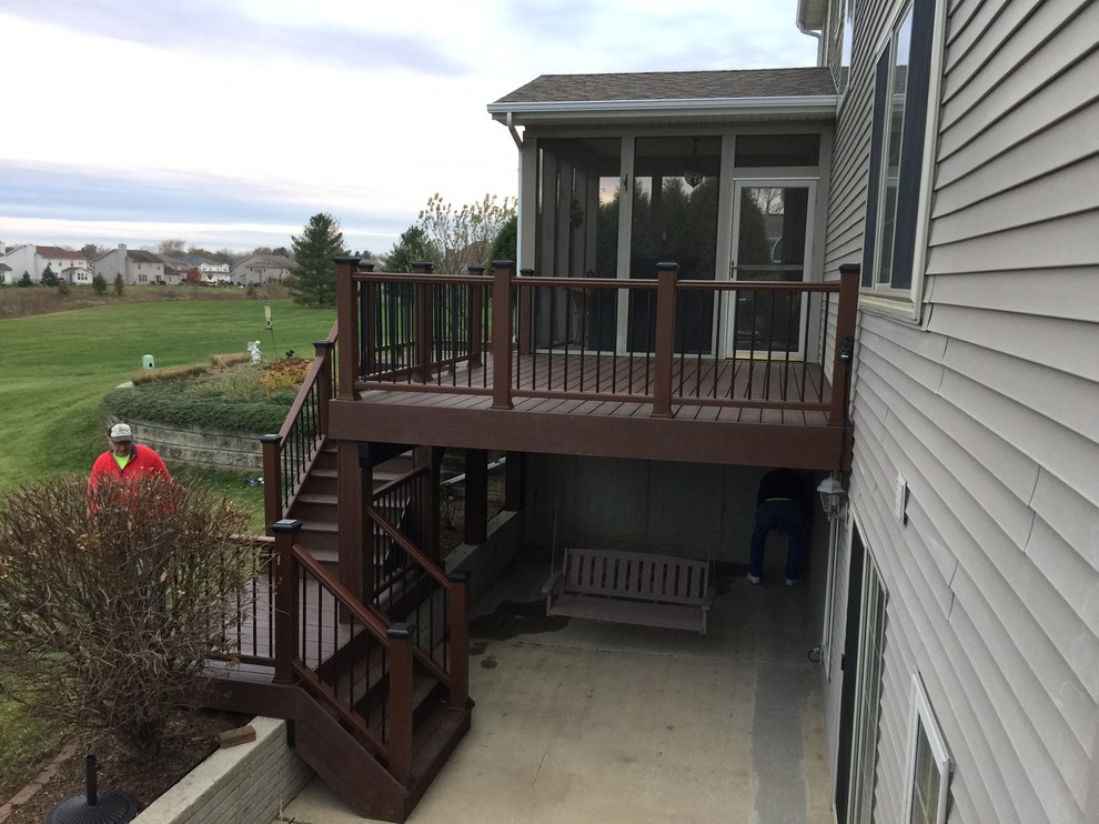 Inspiration for a large timeless backyard deck remodel in Chicago