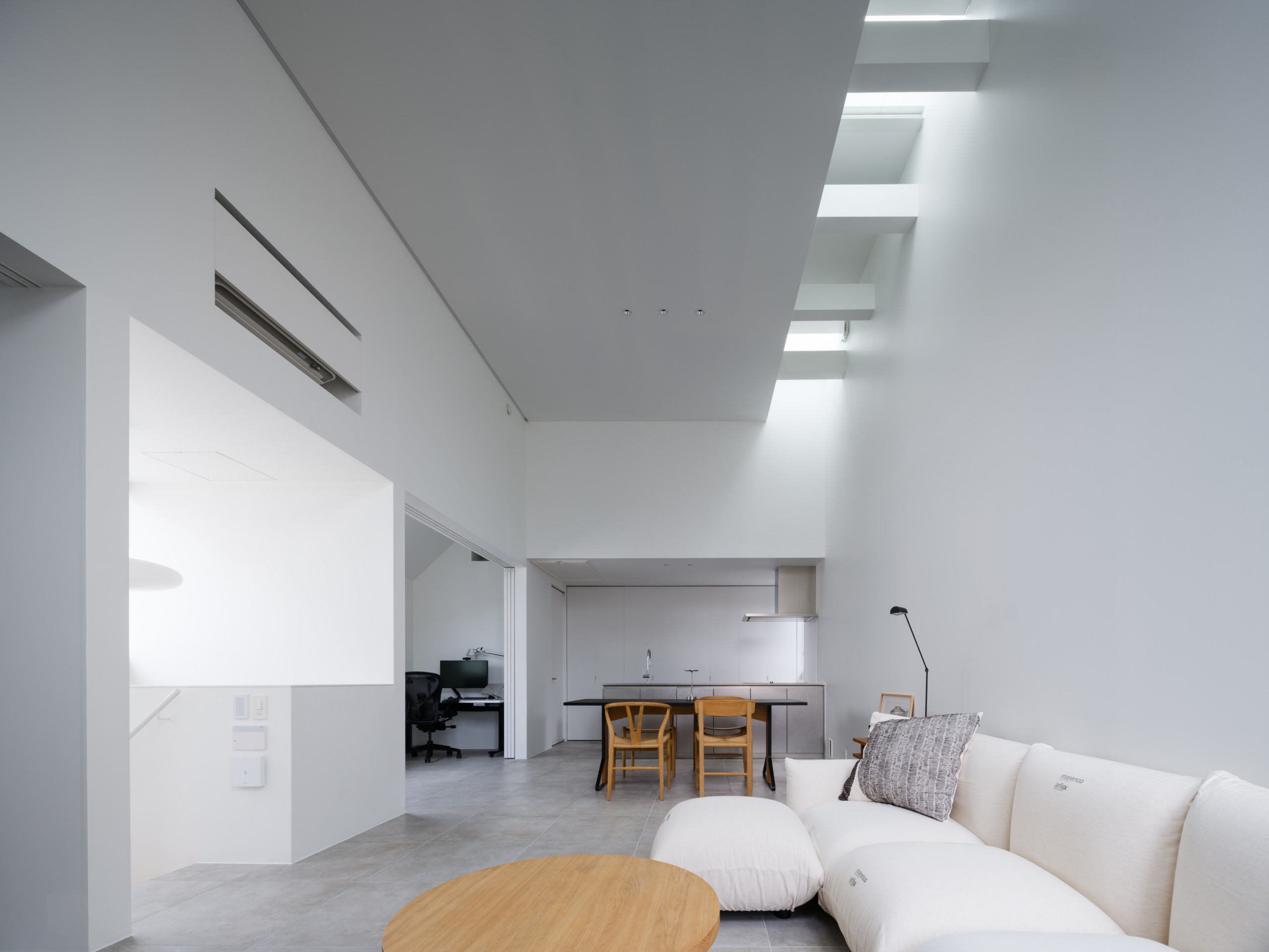 Minimalist living room photo in Tokyo