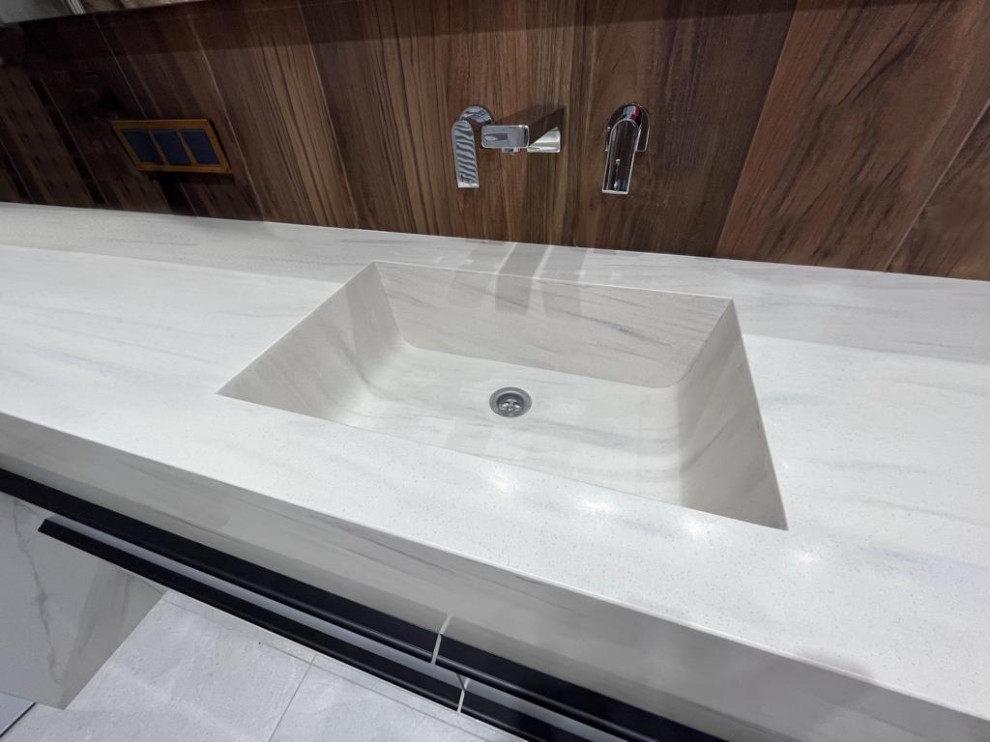 Inspiration pour une salle de bain principale et blanche et bois design en bois avec des portes de placard grises, un mur marron, un lavabo suspendu, meuble simple vasque et meuble-lavabo suspendu.