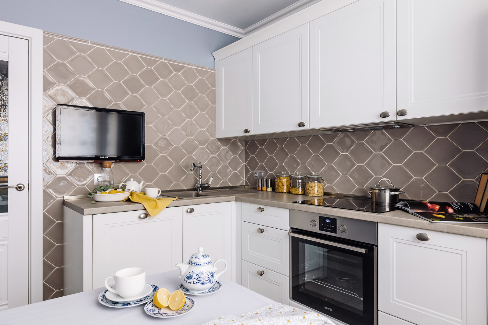 Белый, синий и капелька желтого